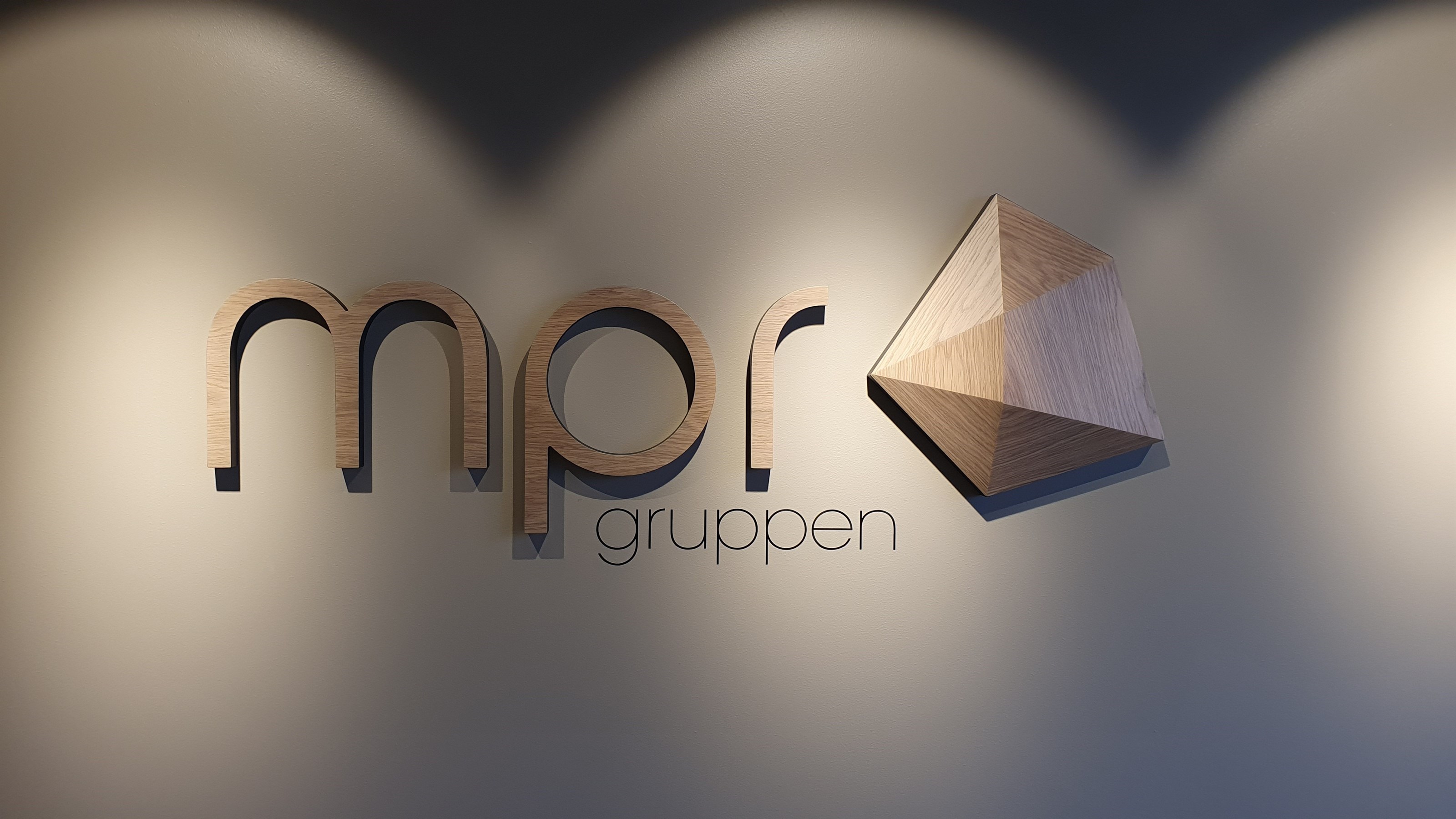 Logo montert på vegg